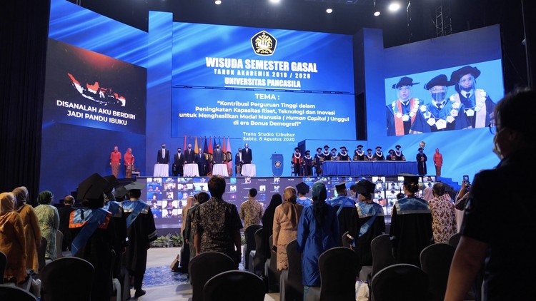 Menjadi Lulusan Spesial Universitas Pancasila Melakukan Wisuda Virtual di Trans Studio Cibubur